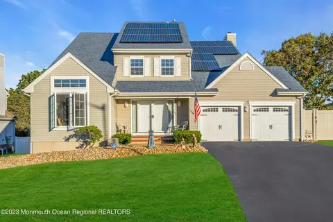 11 Thousand Oaks Ter, Howell, NJ 07731
