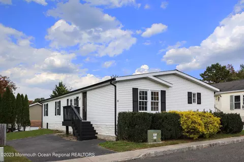 8 Secretariat St, Howell, NJ 07731