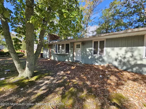 4 Pinecrest Dr, Bayville, NJ 08721