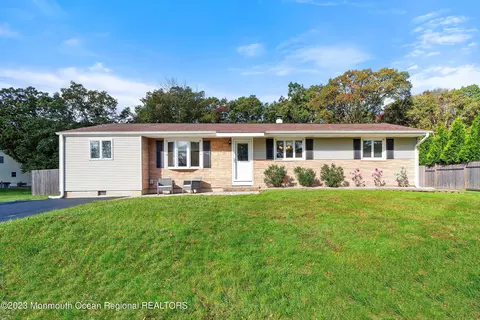 16 Woodside Dr, Howell, NJ 07731