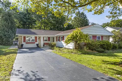 40 Inglewood Ln, Aberdeen, NJ 07747