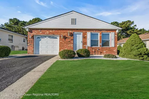 36 Canterbury Ln, Toms River, NJ 08757