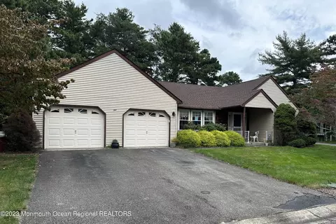 1 Darien Ct, Whiting, NJ 08759