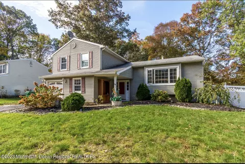 19 Hazelwood Ct, Howell, NJ 07731