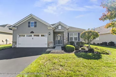 7 E Raphael Ln, Farmingdale, NJ 07727