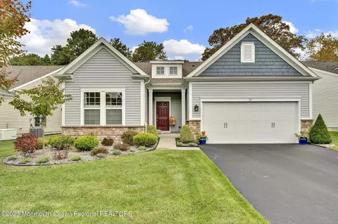 16 W Campania Ln, Farmingdale, NJ 07727