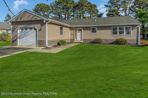 16 Wakan Ct, Toms River, NJ 08757
