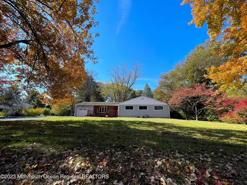 20 Meredith Dr, Tinton Falls, NJ 07724