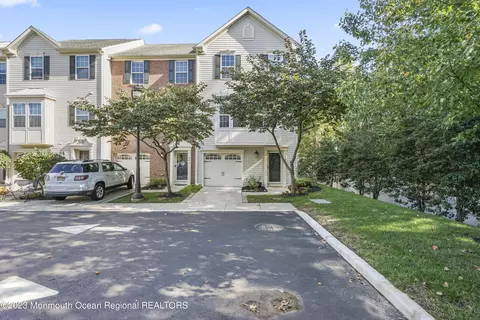 105 Zilinski Dr, Belford, NJ 07718