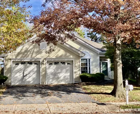 39 Silverspring Dr, Lakewood, NJ 08701