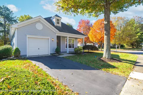 26 Spring Valley Dr, Lakewood, NJ 08701