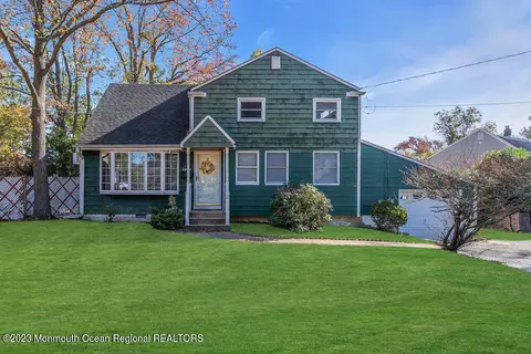 2 Maplewood Dr, New Monmouth, NJ 07748