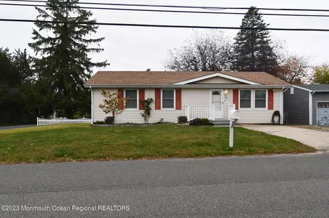 80 Breton Harbors Dr, Toms River, NJ 08753