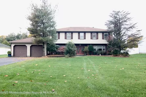 12 Lighthouse Dr, Freehold, NJ 07728