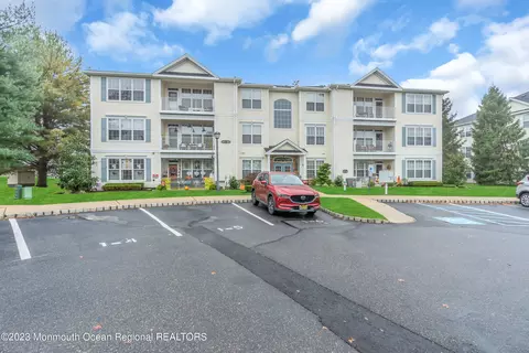 694 Saint Andrews Pl, Manalapan, NJ 07726