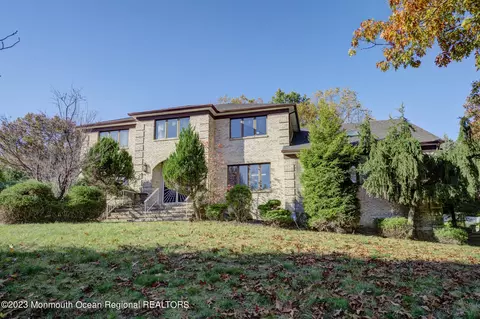 25 Country Oaks Dr, Manalapan, NJ 07726