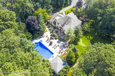 6 Woodlen Ct, Freehold, NJ 07728
