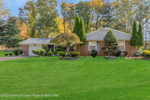 8 Mcintosh Ln, Manalapan, NJ 07726