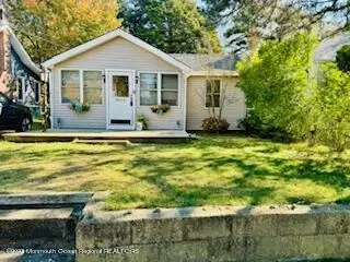 64 River Dr, Toms River, NJ 08753