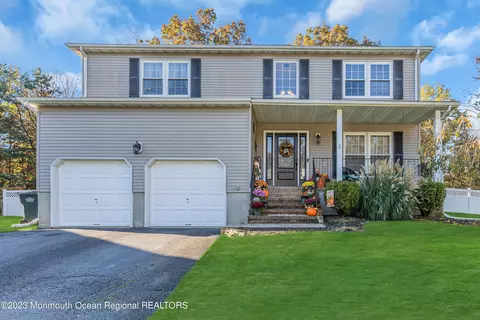 12 Yale Ct, Tinton Falls, NJ 07724
