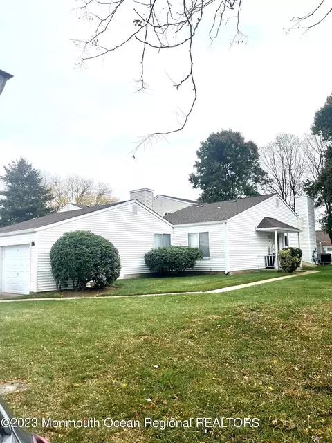16 Greenwood Dr, Freehold, NJ 07728