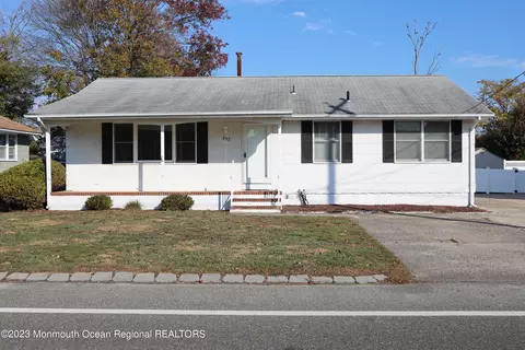 537 E Bayview Ave, Ocean Gate, NJ 08740