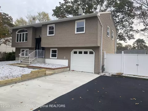 937 Pacific Ave, Beachwood, NJ 08722