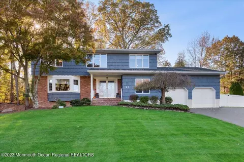 23 Kensington Dr, Manalapan, NJ 07726