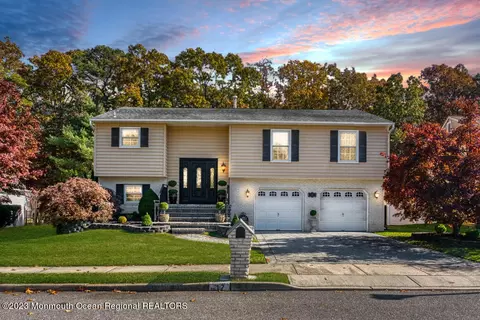 17 Timberline Dr, Howell, NJ 07731