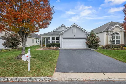 38 Cromwell Ln, Jackson, NJ 08527