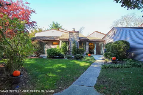 6 Eastport Ct, Middletown, NJ 07748