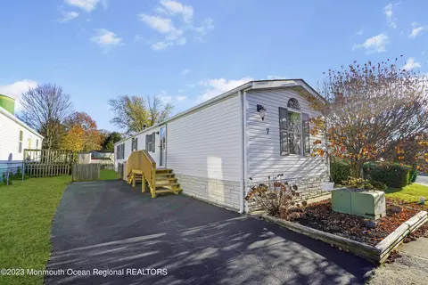 7 Ruffian Way, Howell, NJ 07731