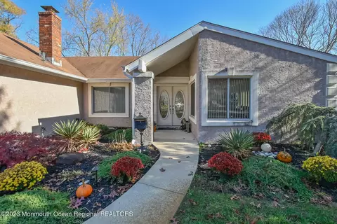 18 High Ridge Rd, Howell, NJ 07731