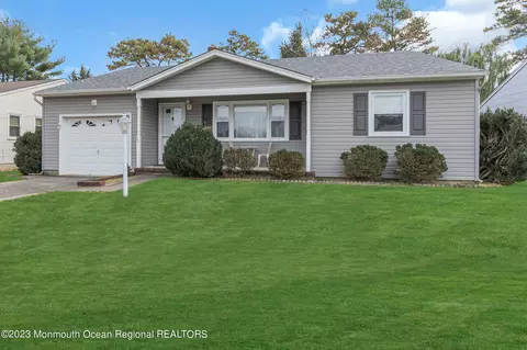 16 Nostrand Dr, Toms River, NJ 08757