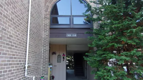 1505 Wellington Pl, Aberdeen, NJ 07747