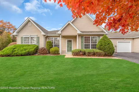 2 Sunnybrook Ln, Lakewood, NJ 08701