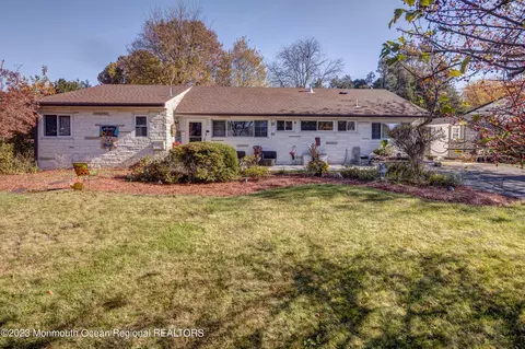 30 Cambridge Rd, Kendall Park, NJ 08824