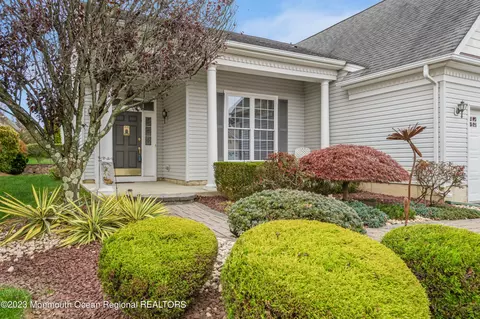 82 Riviera Dr, Monroe, NJ 08831