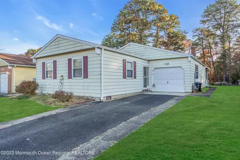 220 Torrey Pines Dr, Toms River, NJ 08757