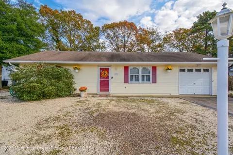 203 Fernwood Ln, Forked River, NJ 08731