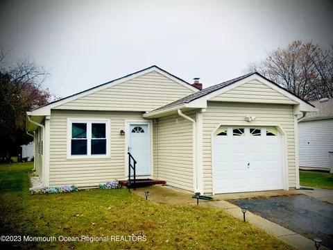 4 Pechanga St, Toms River, NJ 08757