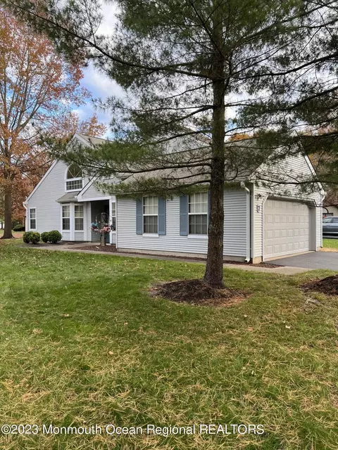 7 Allen Ct, Manalapan, NJ 07726