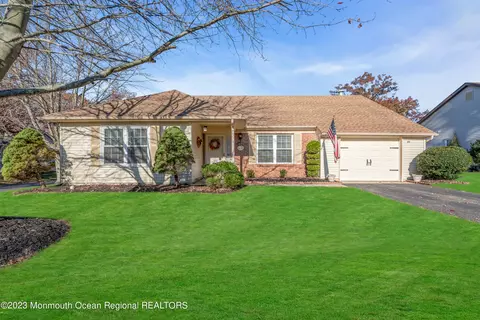 86 Morning Glory Ln, Whiting, NJ 08759