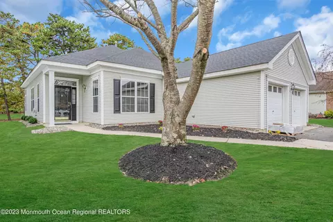 18 Sunlight Springs Rd, Lakewood, NJ 08701