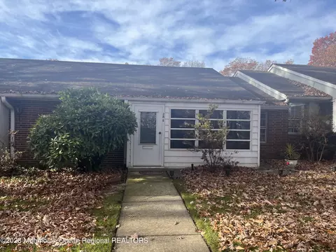 28 Buckingham Dr # B, Lakewood, NJ 08701