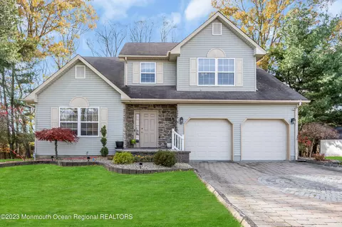 33 Carolyn Ct, Eatontown, NJ 07724