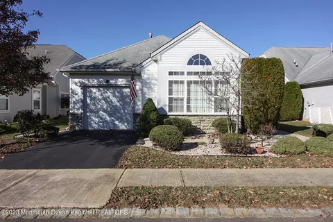 27 Florence Dr, Manchester, NJ 08759