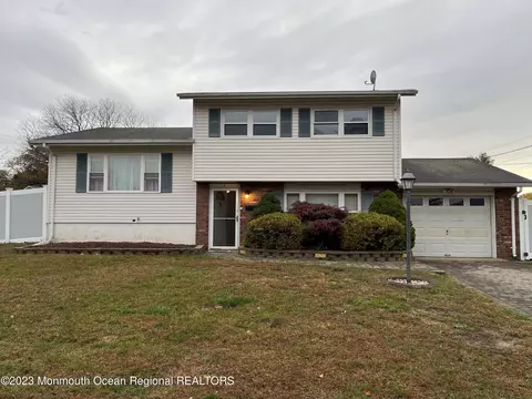 1 Shaw Ct, Jackson, NJ 08527