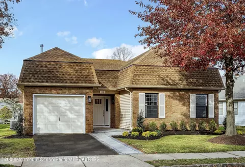 49 Clubhouse Ln, Marlboro, NJ 07746