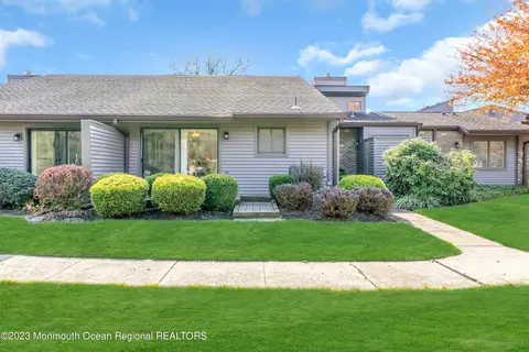26 Eastport Ct, Middletown, NJ 07748